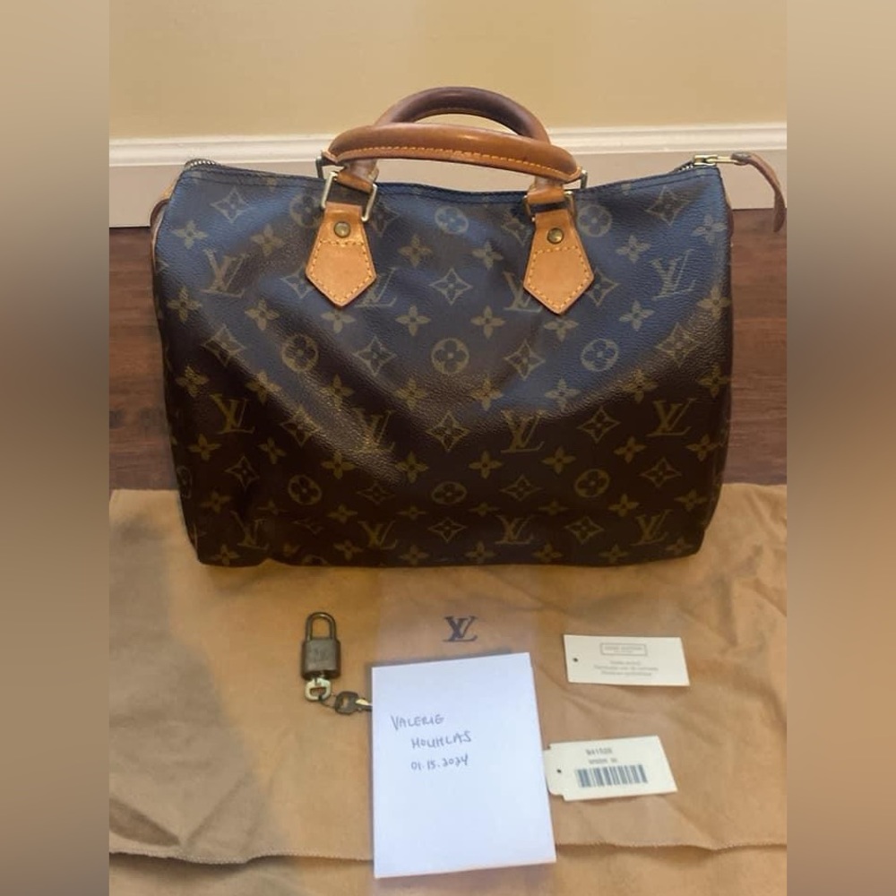USED Louis Vuitton Authentic Vintage (2004) Louis Vuitton Speedy 30 in Monogram.